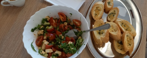 Dzień kulinarny - zdrowa sałatka z pomidorami , rukolą i mozzarellą. Grzanki z bazylią i czosnkiem